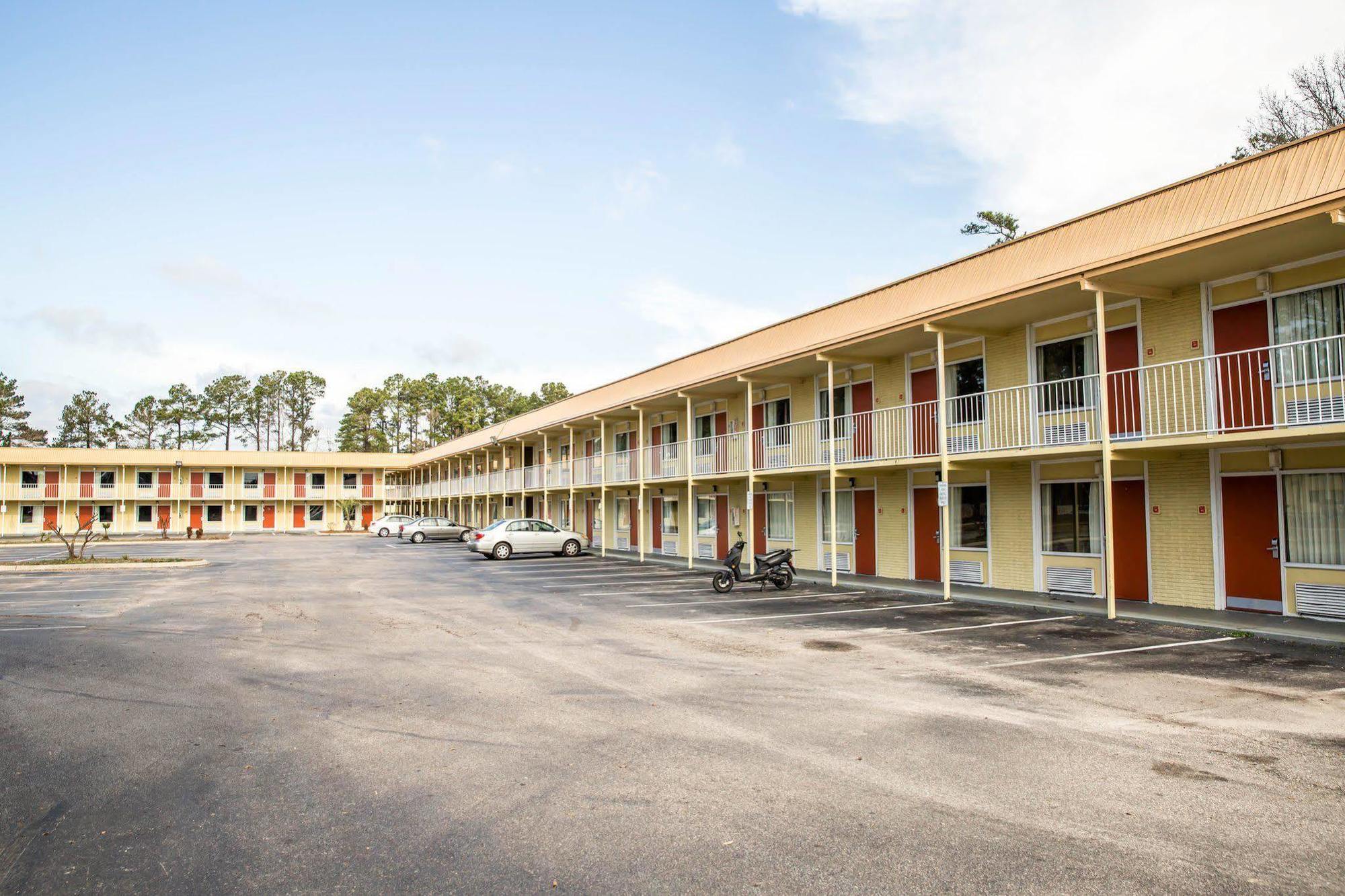 Rodeway Inn & Suites Wilmington North Exterior photo